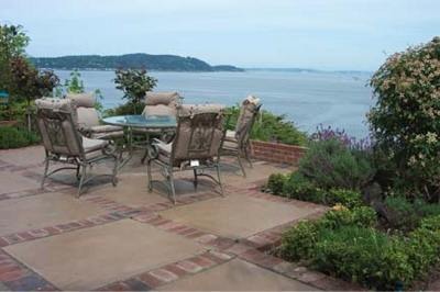 Red bricks visually divide the patio and echo the retaining wall.